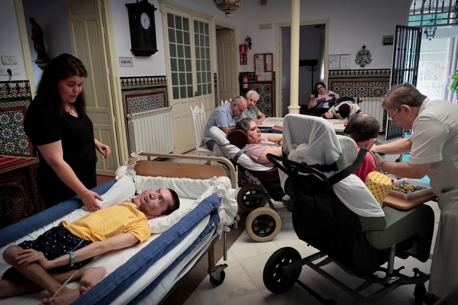 Yoni, a la izquierda, con una de las colaboradoras de la casa.