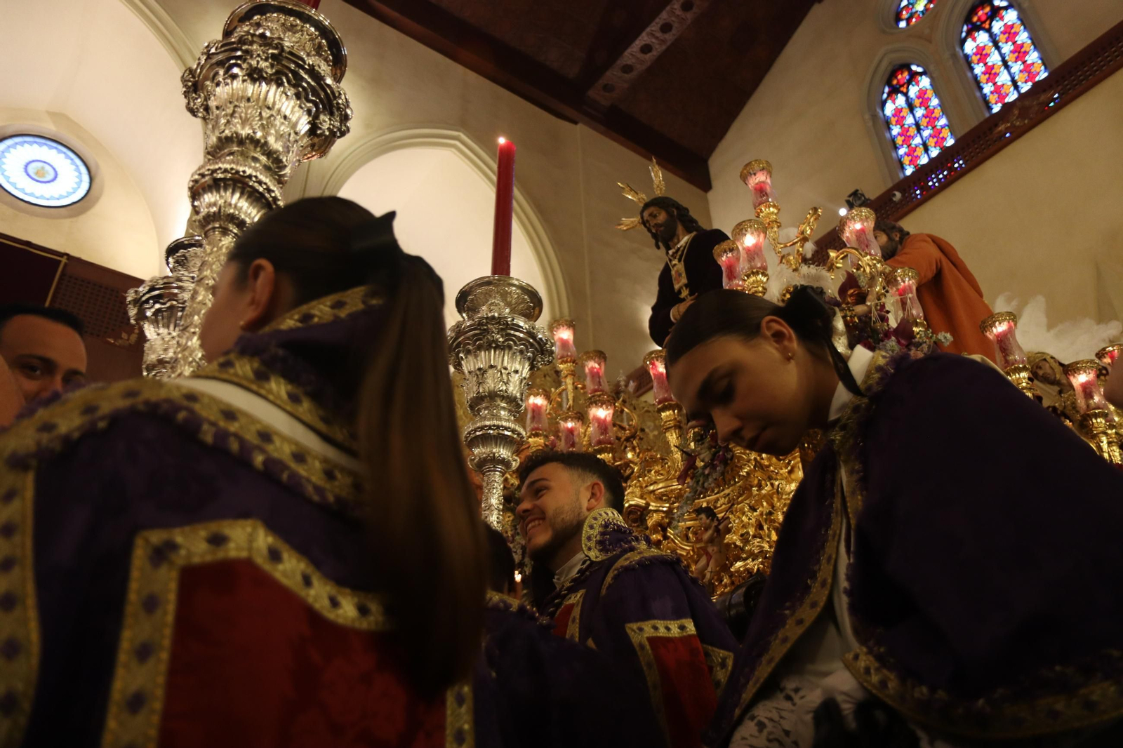 La salida de la hermandad de San Pablo desde el Santuario de los Gitanos