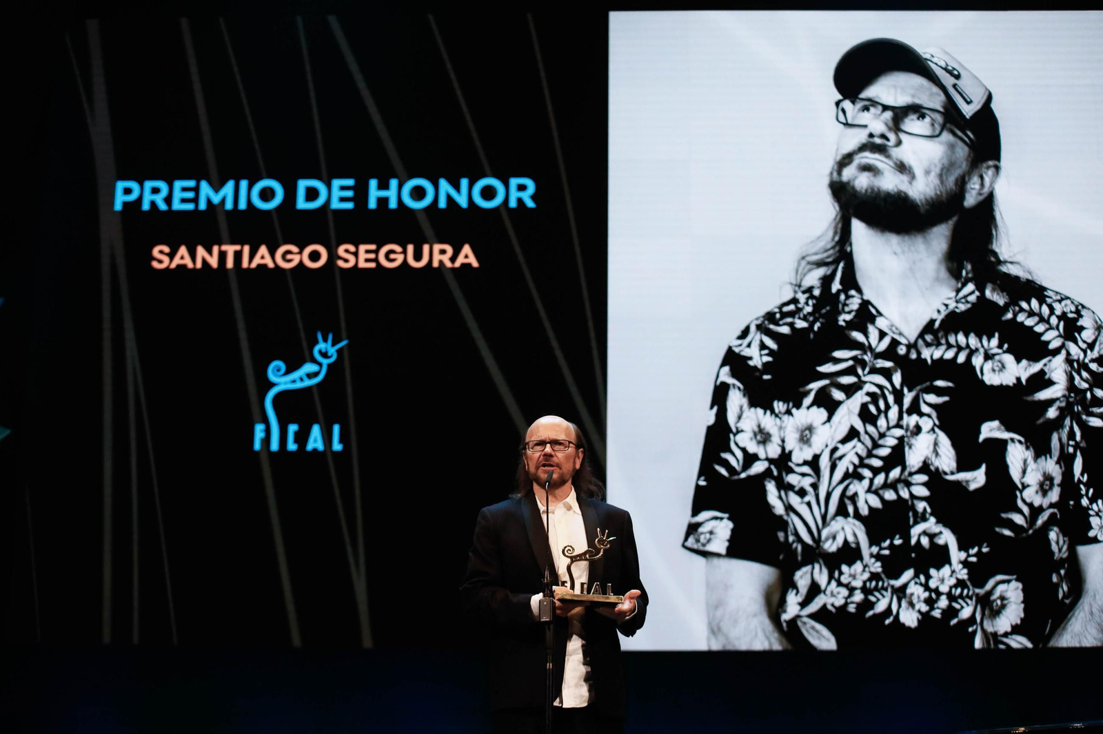 El actor Santiago Segura con su premio de honor en esta edición de FICAL.