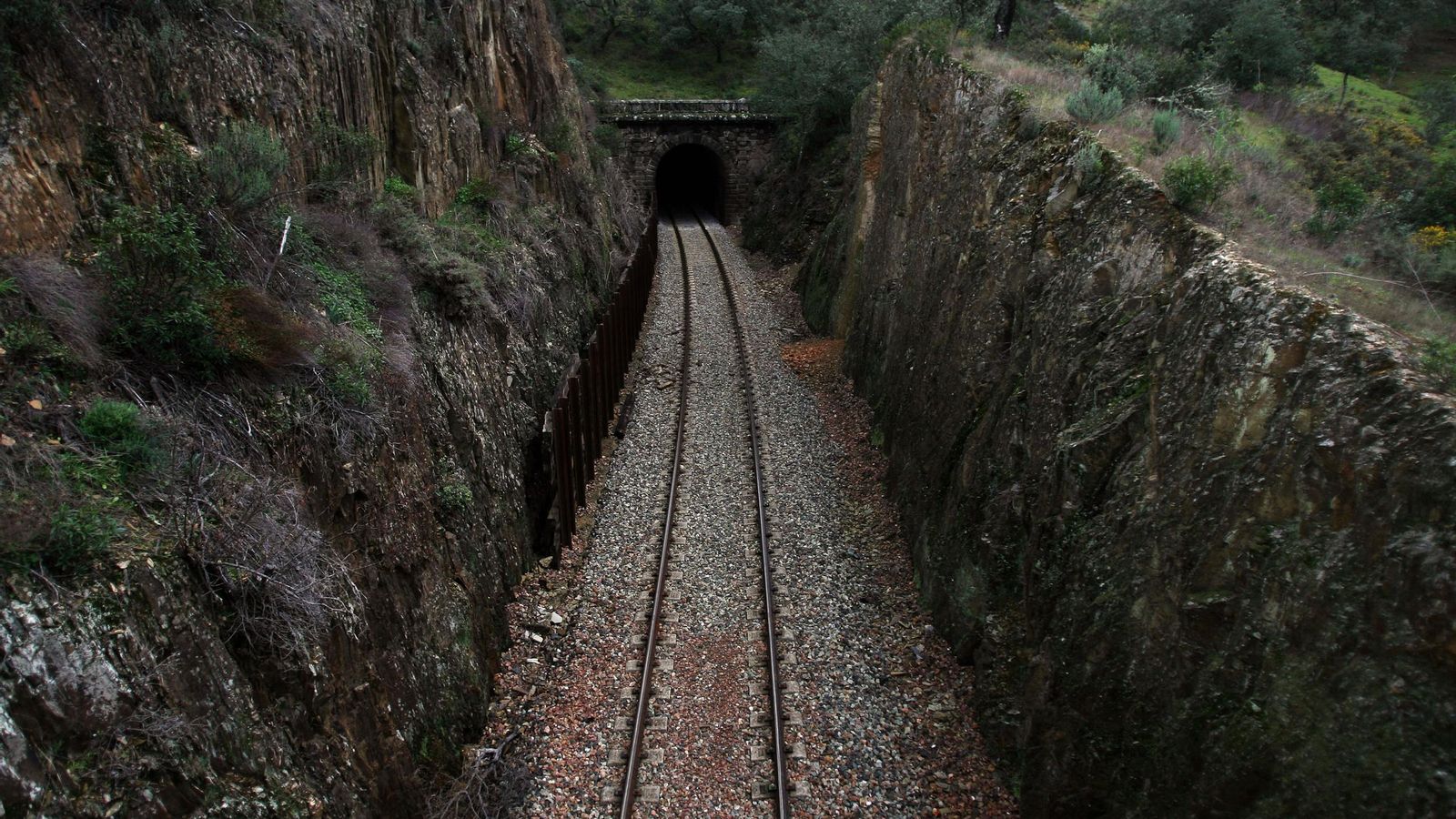 Tunel tren Huelva Zafra a su paso por la carretera de Encinasola. Tunel tren Huelva Zafra a su paso por la carretera de Encinasola.
