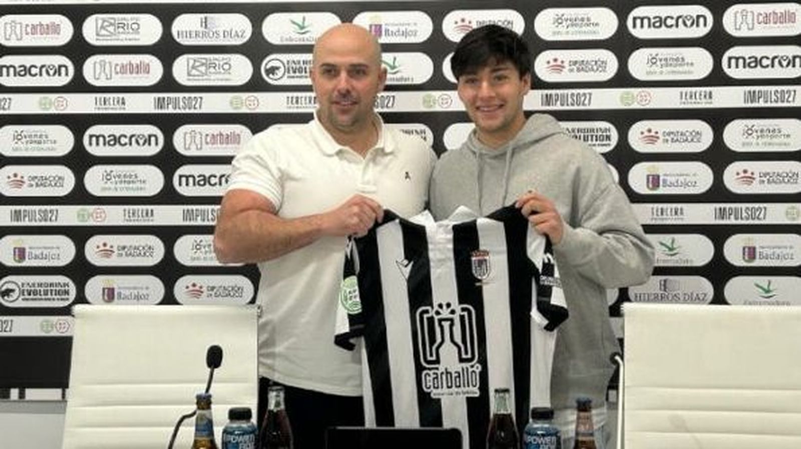 Adri Moyano, en su presentación, junto a Luis Oliver