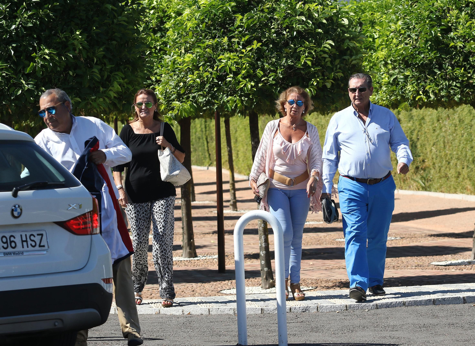 La familia de Blesa acude al tanatorio donde se incineró el cadáver del exbanquero