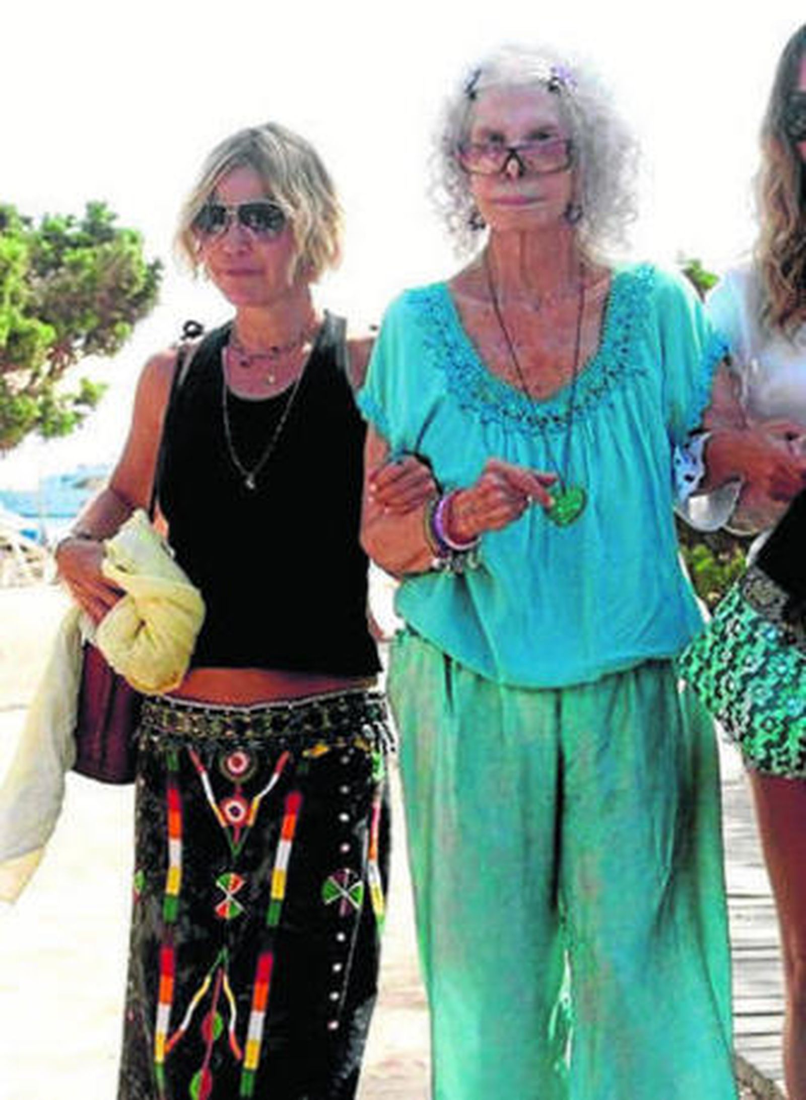 Doña Cayetana con un 'look' muy veraniego en tonos azules.