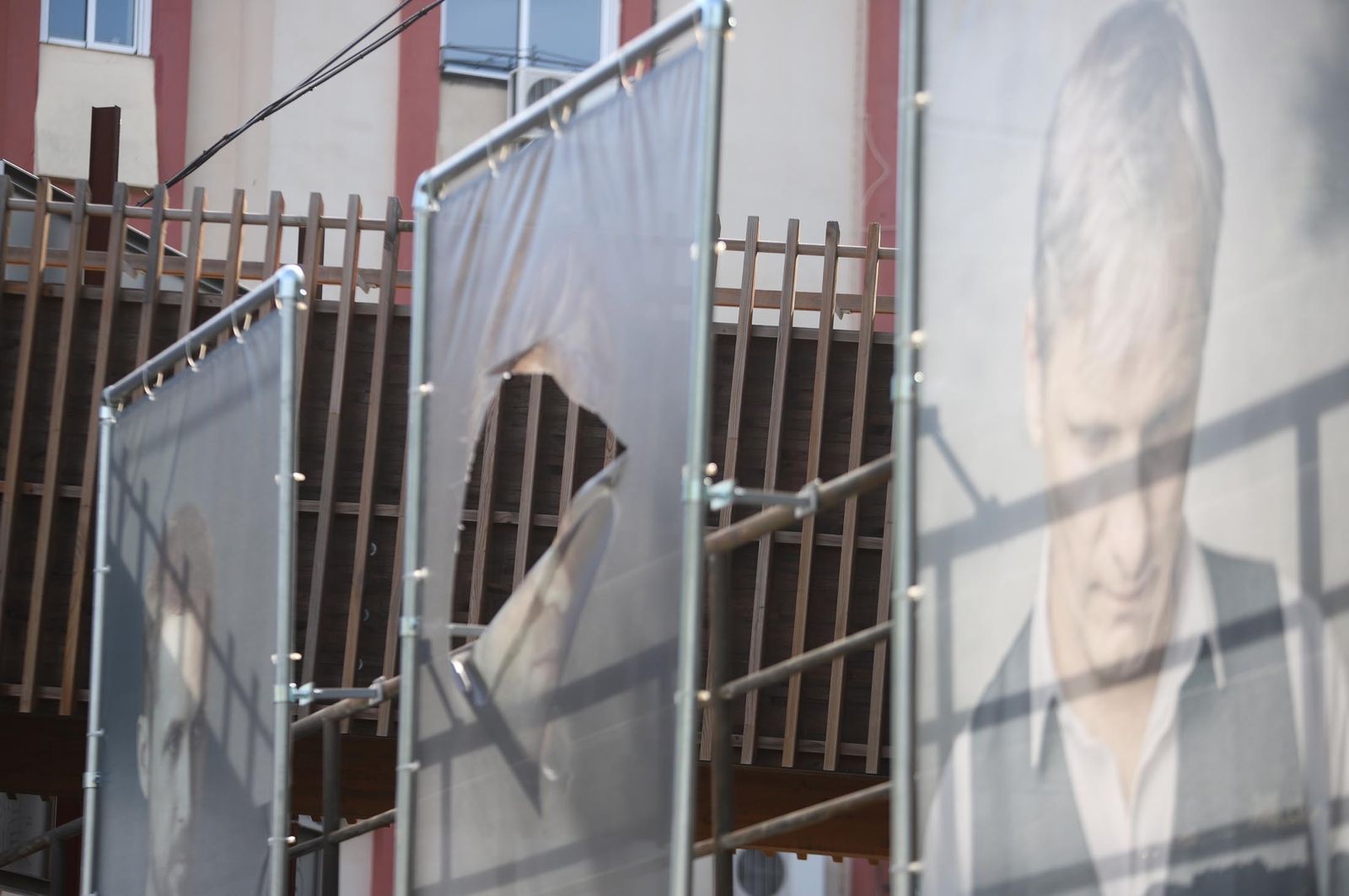 Imágenes  de los actos vandálicos en la exposición al aire libre de Jorge Fuembuena en la Avda Santa Marta