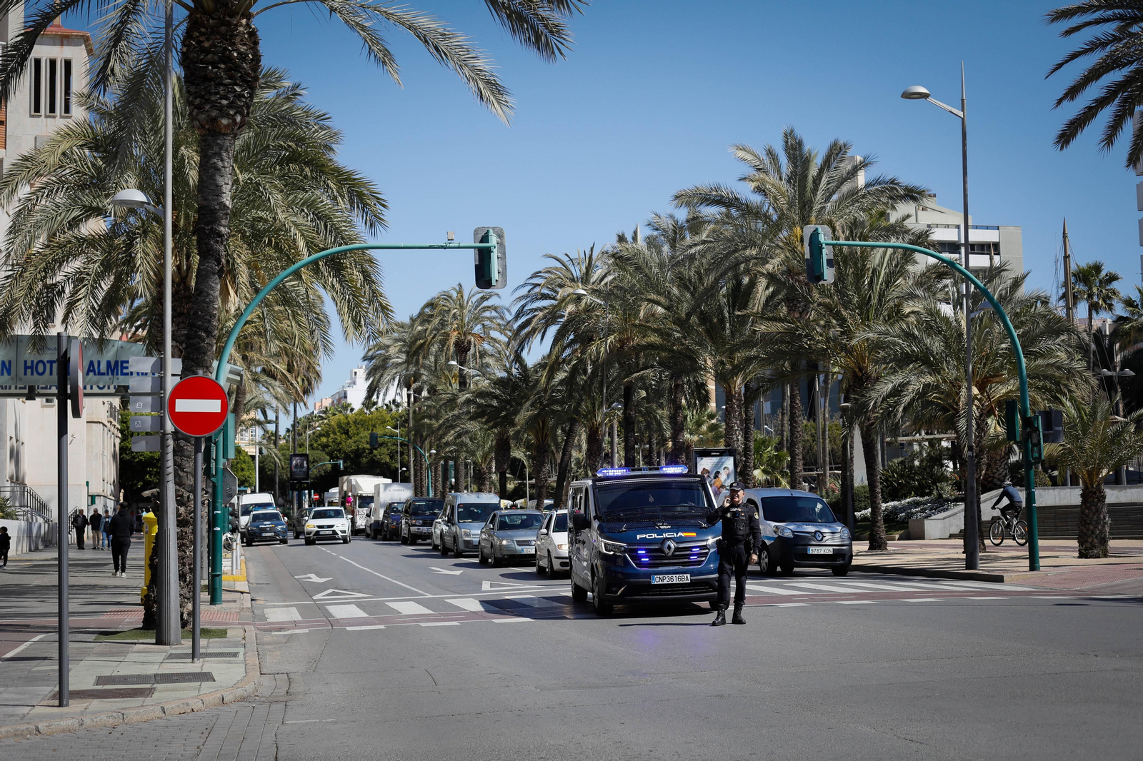Los agricultores colapsan el puerto de Almería