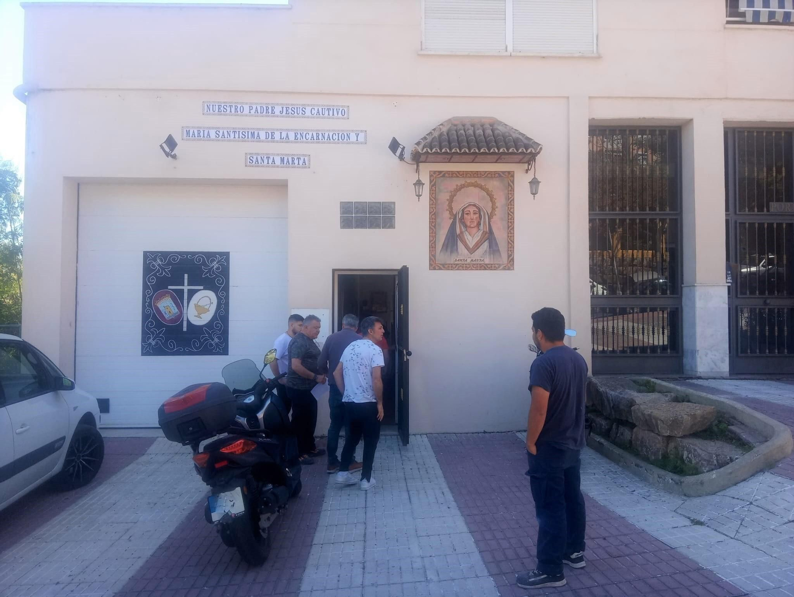 Varios hermanos han acudido a la Casa Hermandad este lunes. Varios hermanos han acudido a la Casa Hermandad este lunes.