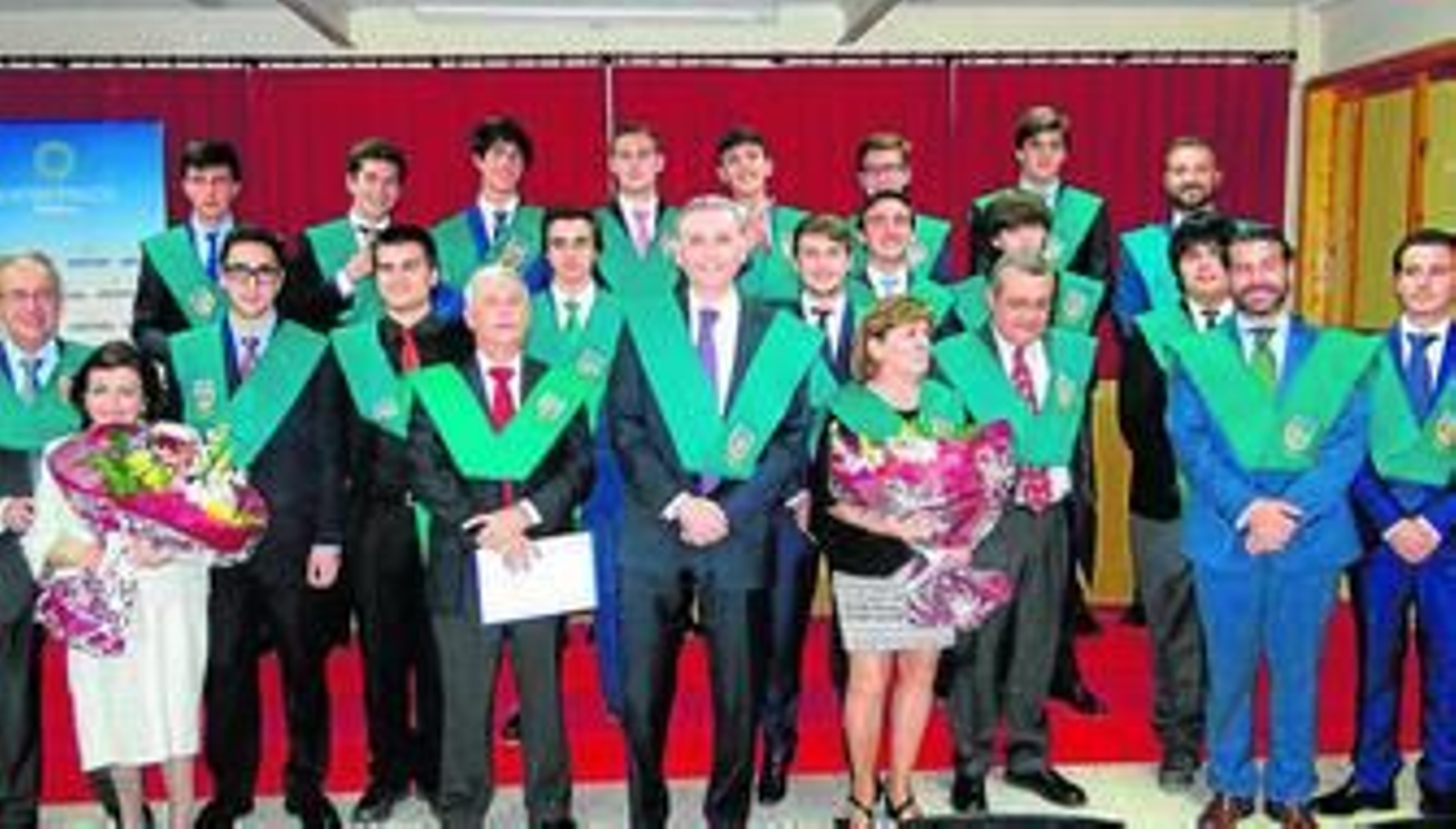 Foto de familia de los becados en el colegio Entrepinos.