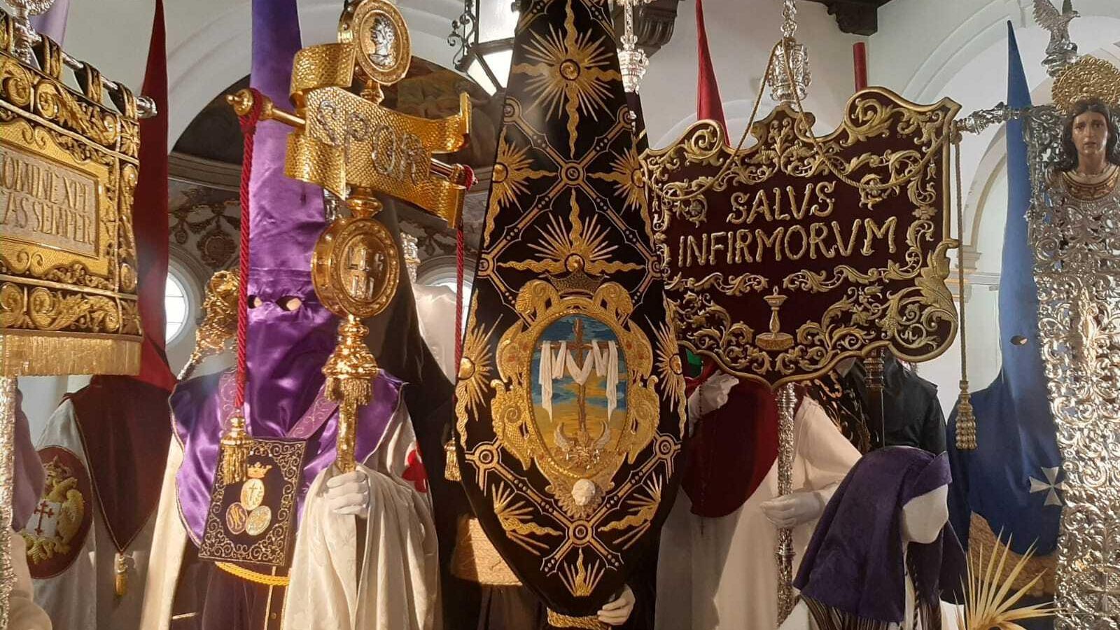 Insignias y hábitos nazarenos de la Semana Santa de Málaga expuestas en 'Un siglo de esplendor'