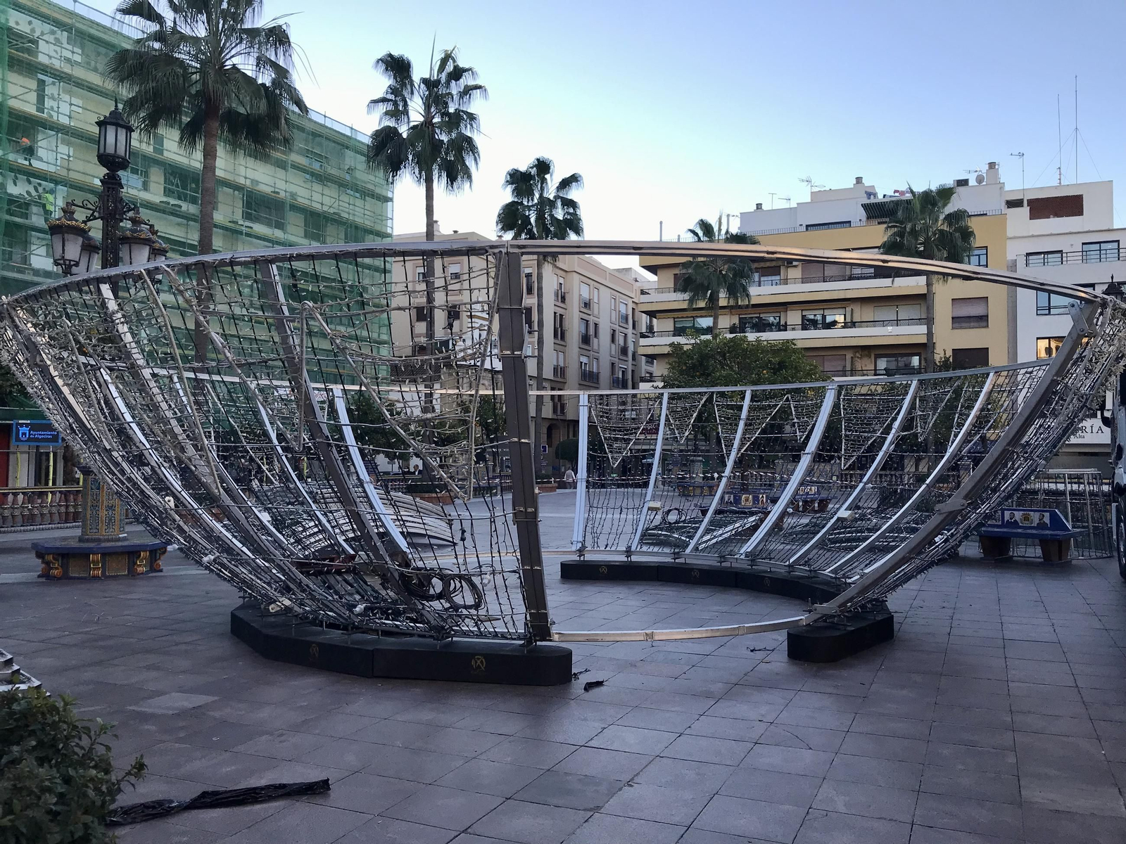 Algeciras, la última ciudad del Campo de Gibraltar en iluminarse, acelera a contrarreloj el montaje navideño.