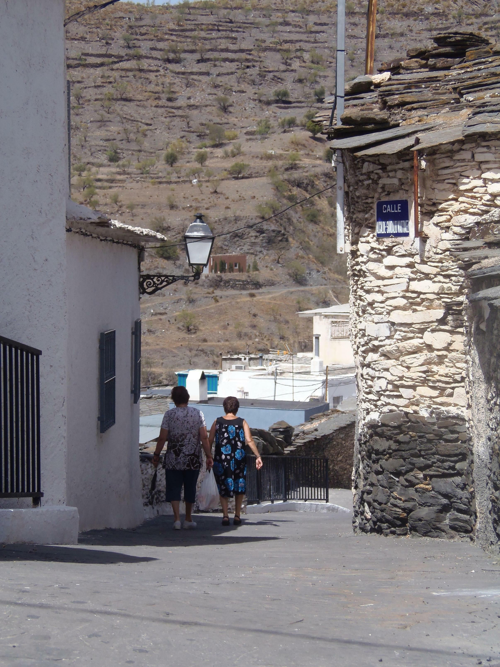 Calles de Tahal, donde la mayoría de la población se encuentra envejecida. Calles de Tahal, donde la mayoría de la población se encuentra envejecida.