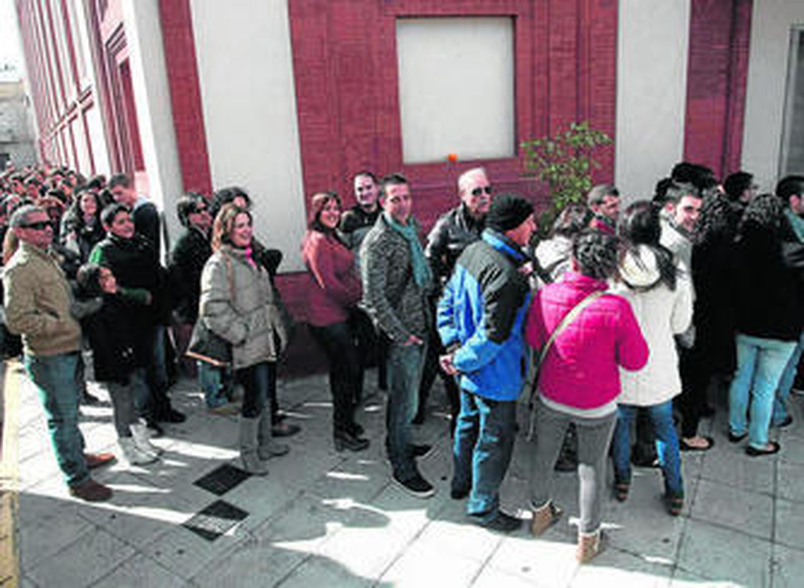 Imagen de la entrada al teatro Florida de Algeciras, ayer.