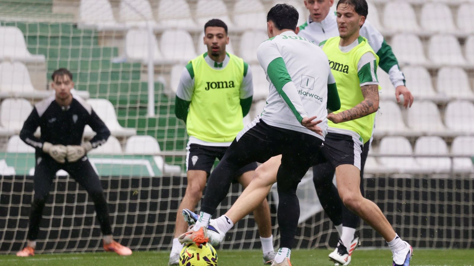 Jacobo controla el balón en el partido entre el Córdoba CF y su filial.