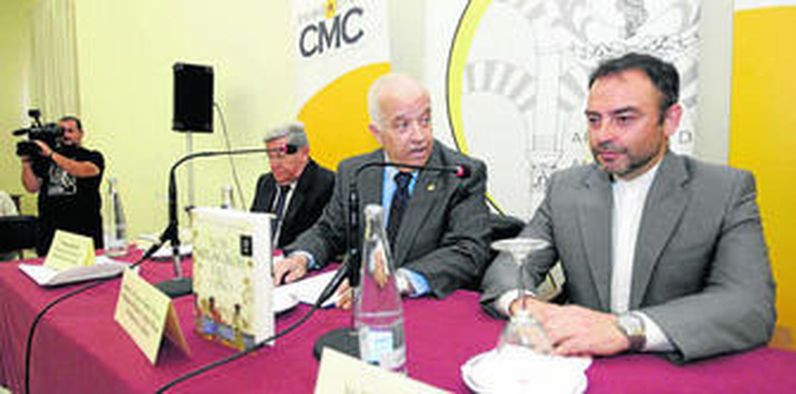 Sánchez Adalid, a la derecha de la imagen, en la presentación de la obra.