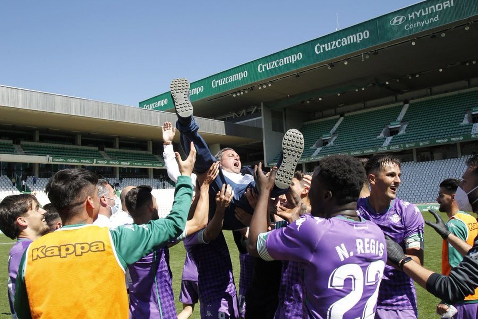 Los jugadores del Betis Deportivo mantean a Manel Ruano.