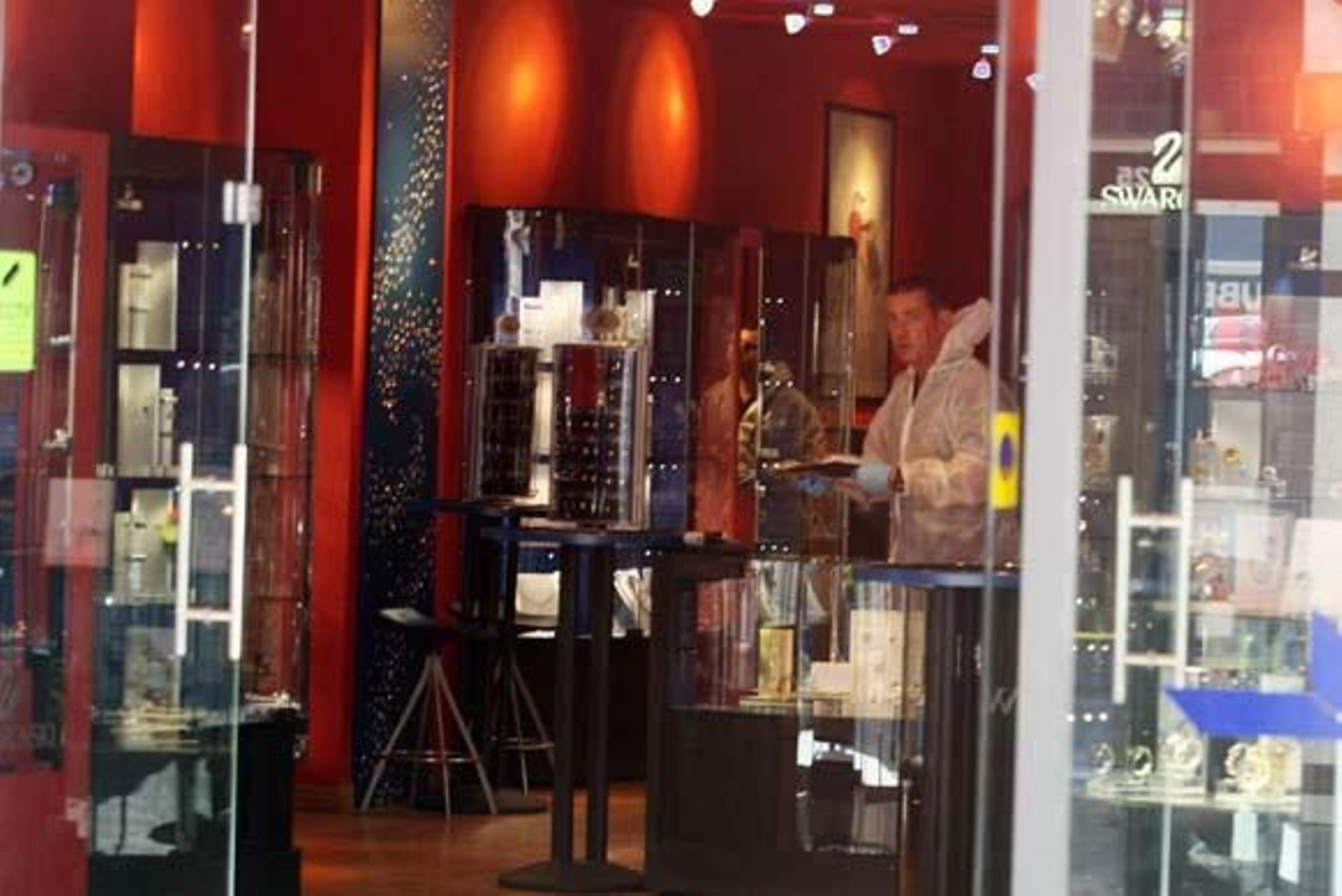 La policía inspecciona la zona y  la acordona 

Foto: Paco Guerrero