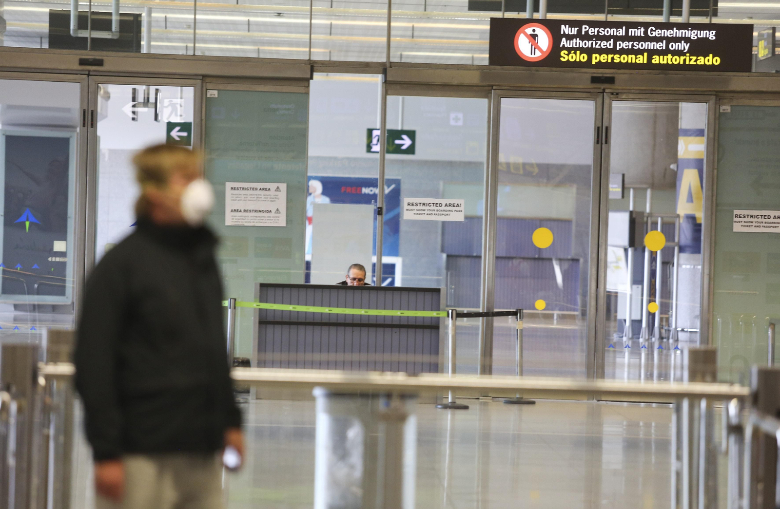 La cuarentena del coronavirus no frena el tráfico de pasajeros en el aeropuerto de Málaga, en fotos