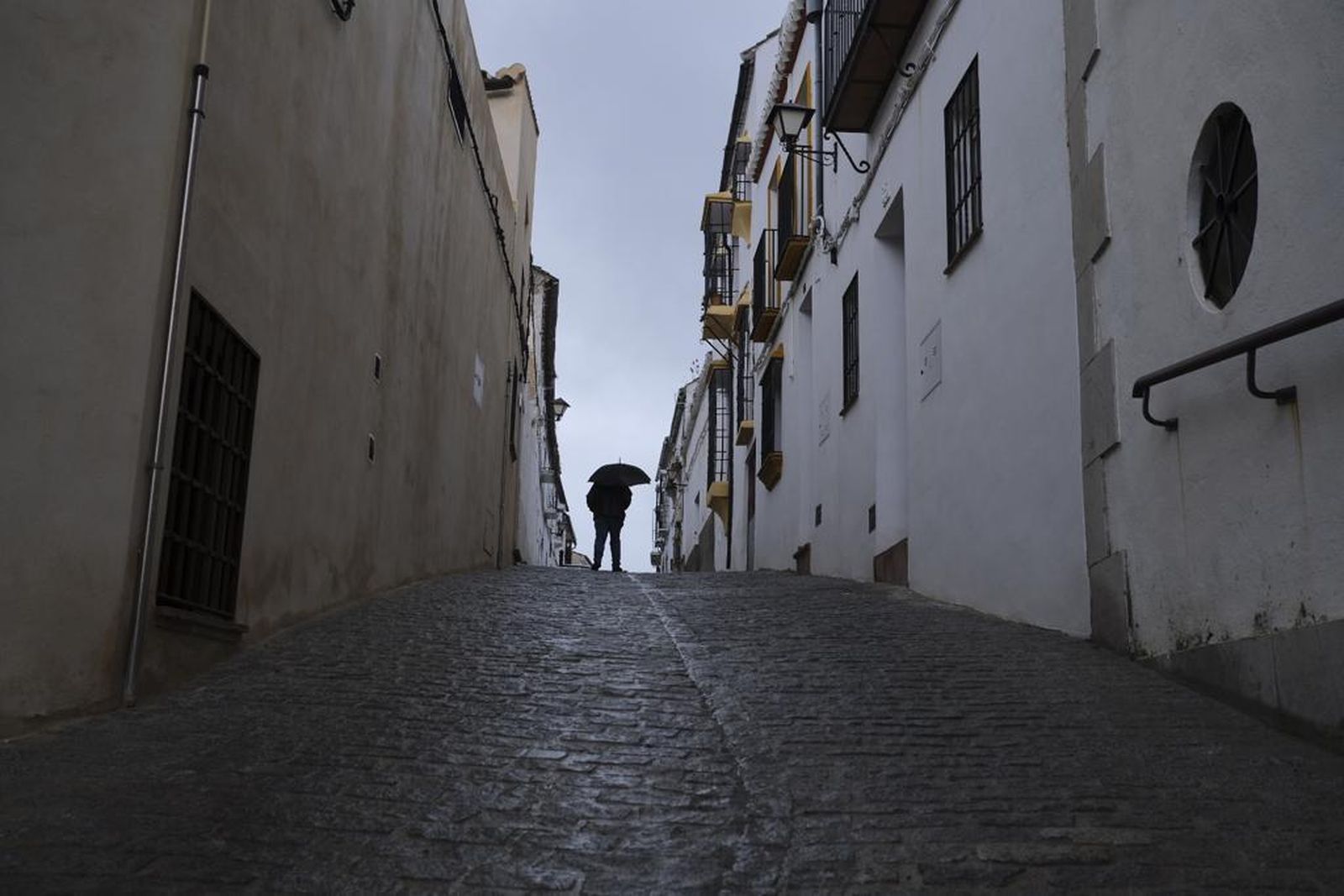 Un hombre camina por una calle de Ronda.