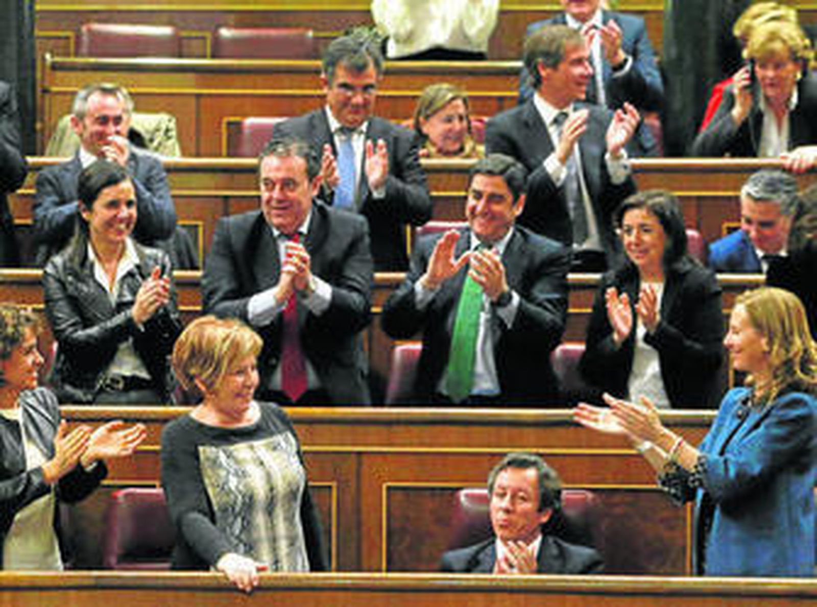 Villalobos, el miércoles, recibe las felicitaciones de sus compañeros de partido tras ser elegida vicepresidenta.