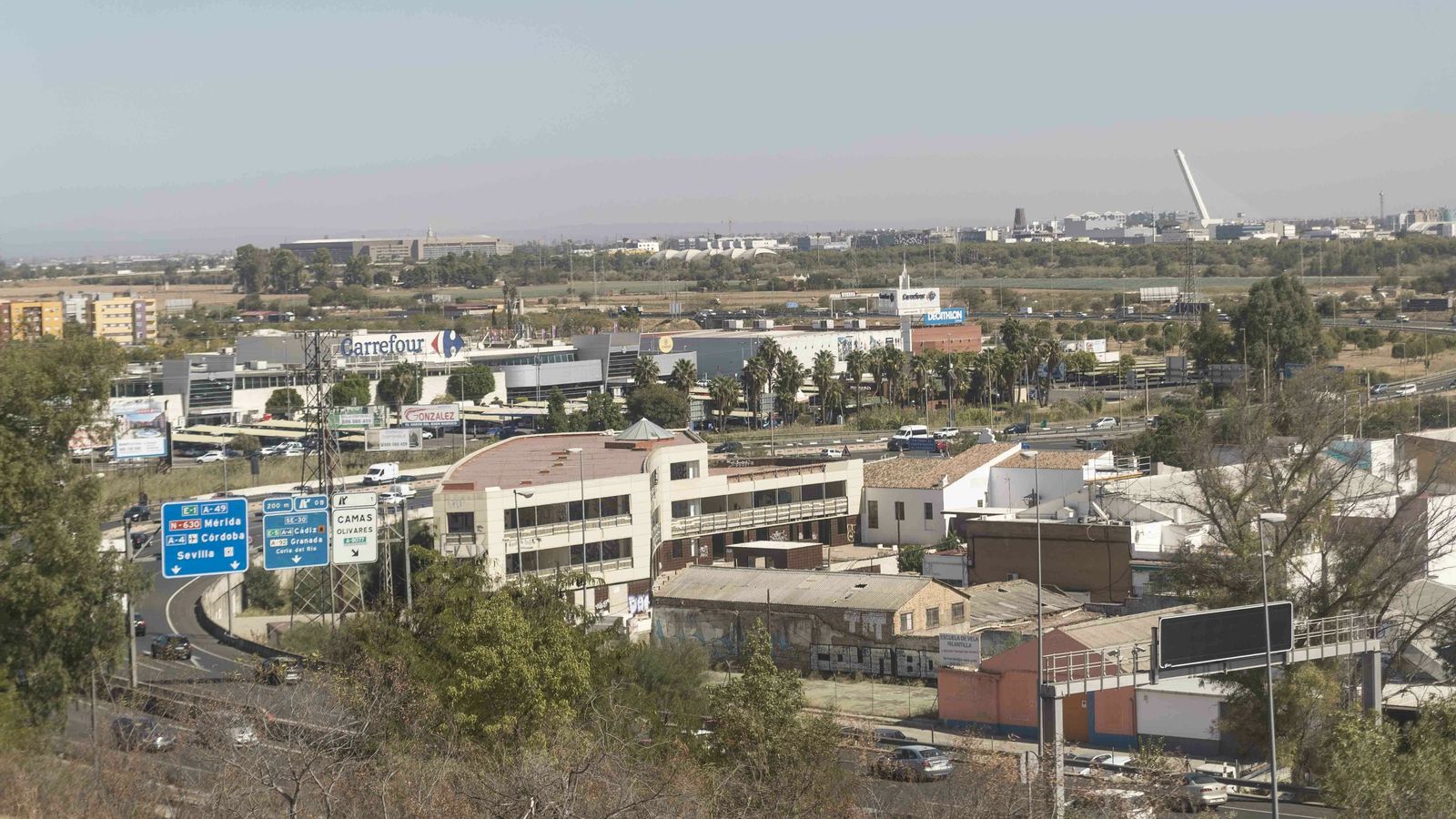 Una vista de la A-49 y el acceso al nudo de la Pañoleta, desde la Cuesta del Caracol.