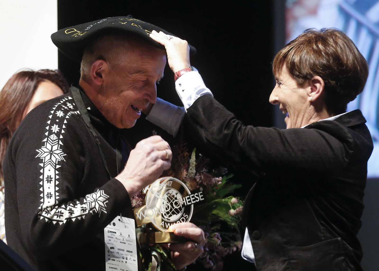 El noruego Gunnar Waager (i) recibe el galardón al mejor queso del mundo en los World Cheese Awards.