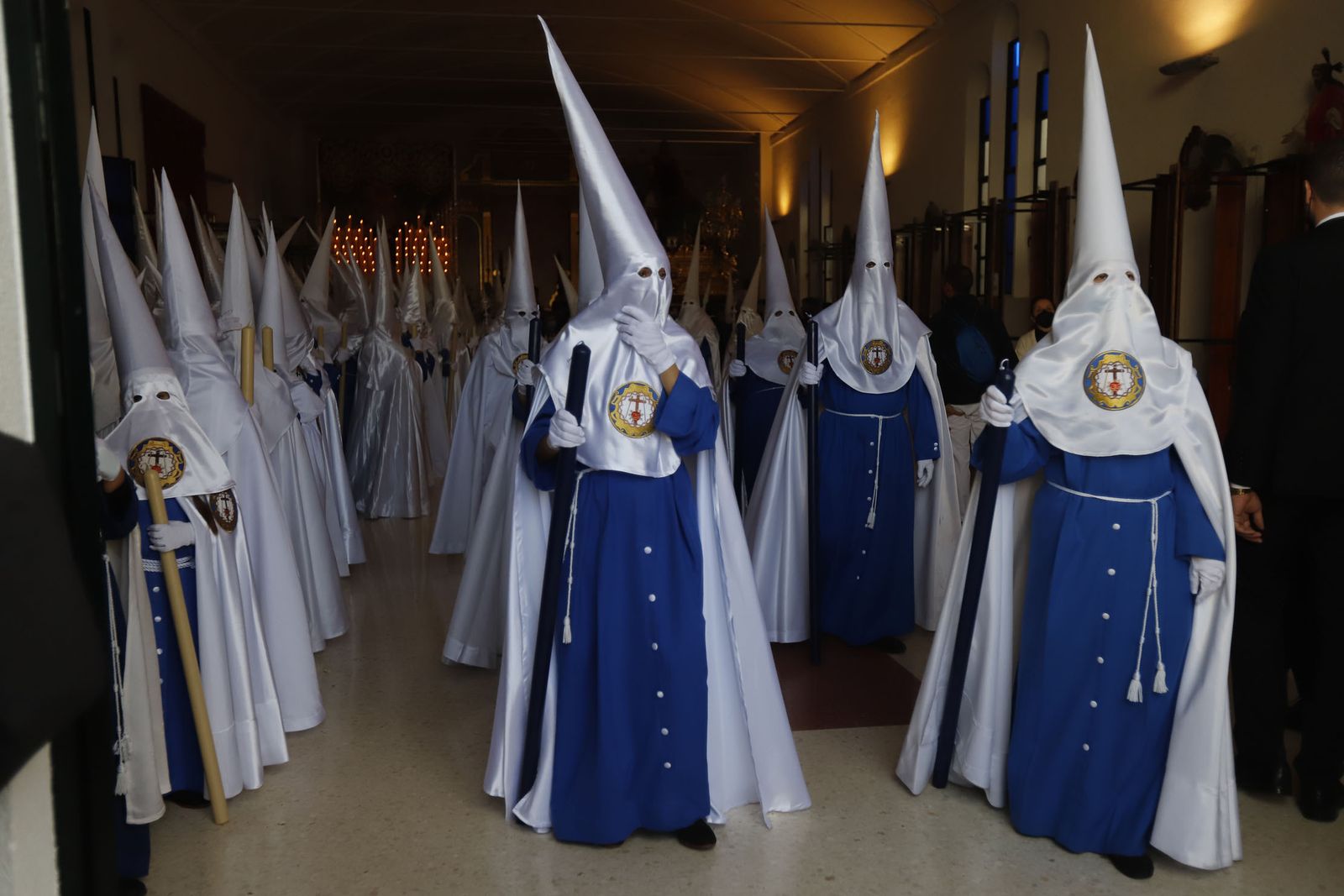 La Hermandad de la Sagrada Lanzada hace su estación de penitencia por las calles de Huelva