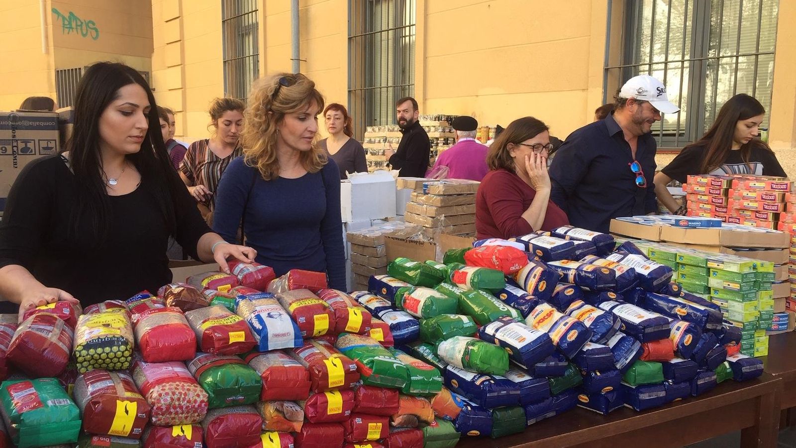 Legumbres, pasta, arroces y otros productos no perecederos dispuestos a ser repartidos.