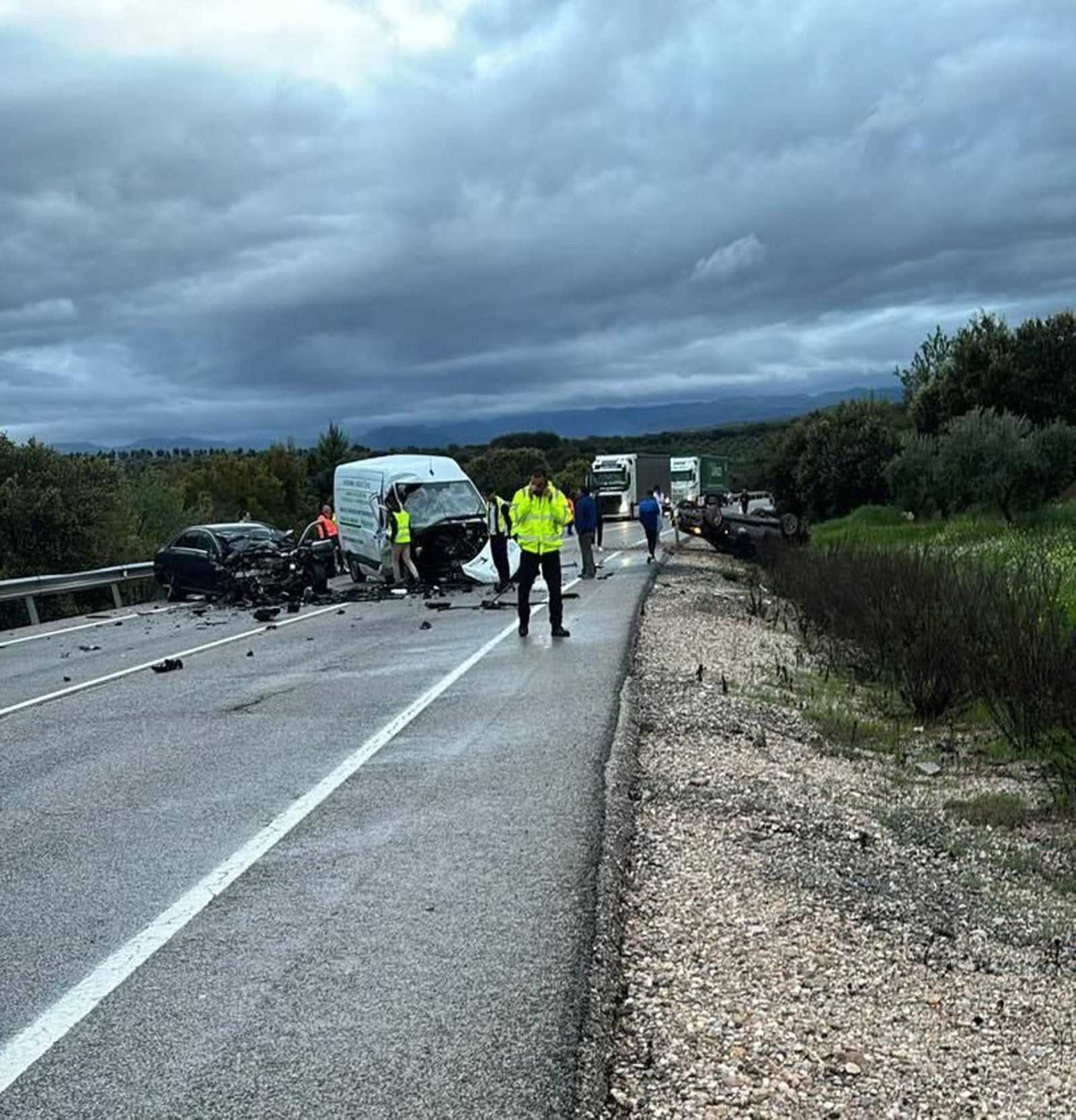 Vehículos siniestrados sobre la carretera.