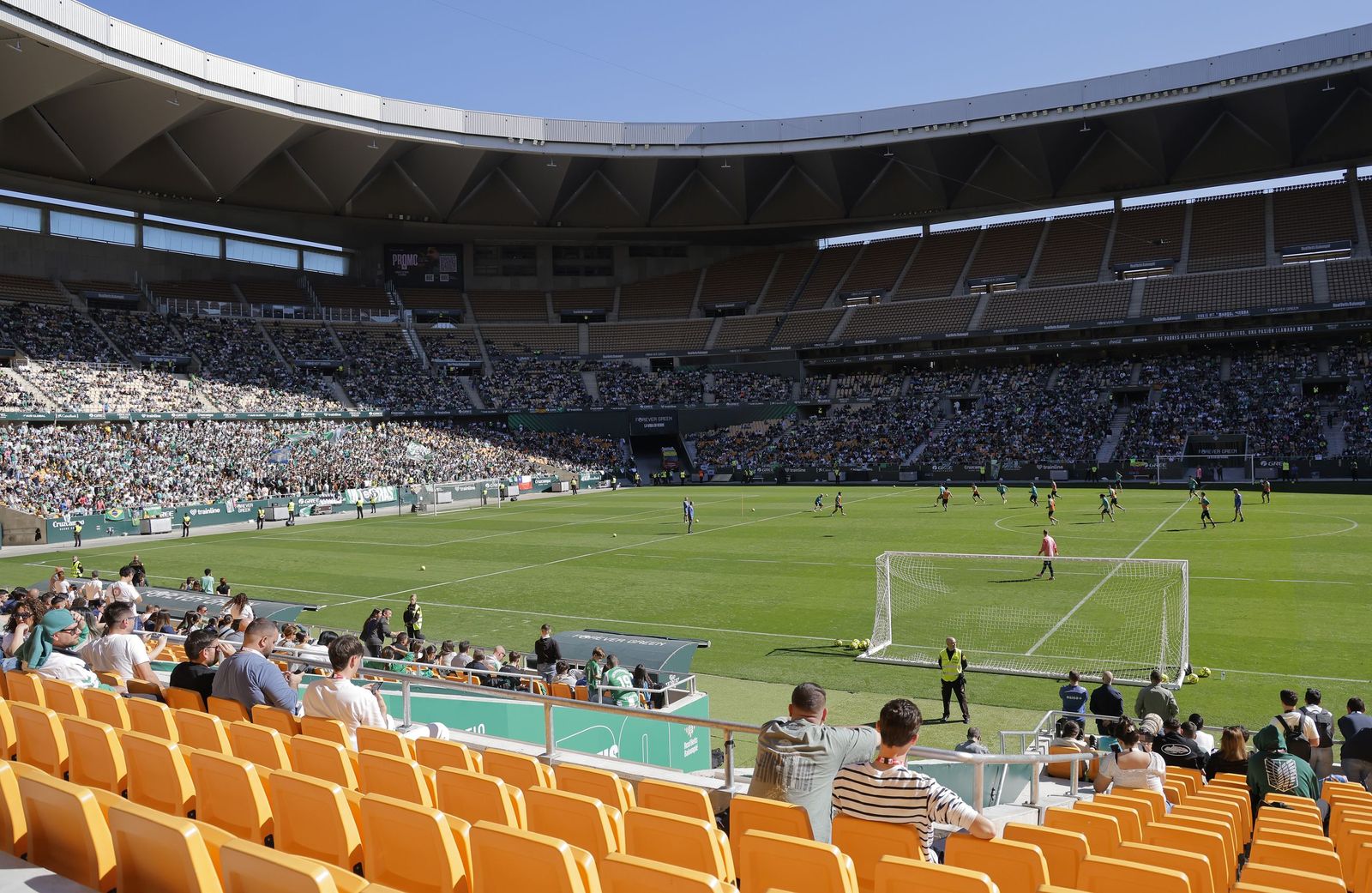 Las fotos del entrenamiento del Betis a puerta abierta