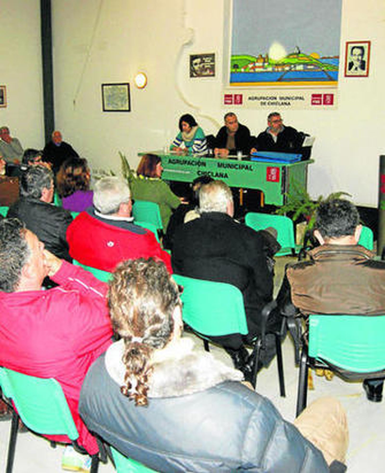 Momento del encuentro entre socialistas durante la pasada noche del miércoles en la Casa del Pueblo.