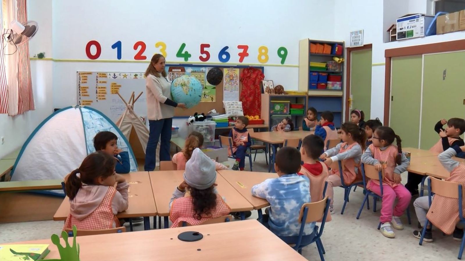 Teresa con sus alumnos de Infantil de cinco años del CEIP Reggio