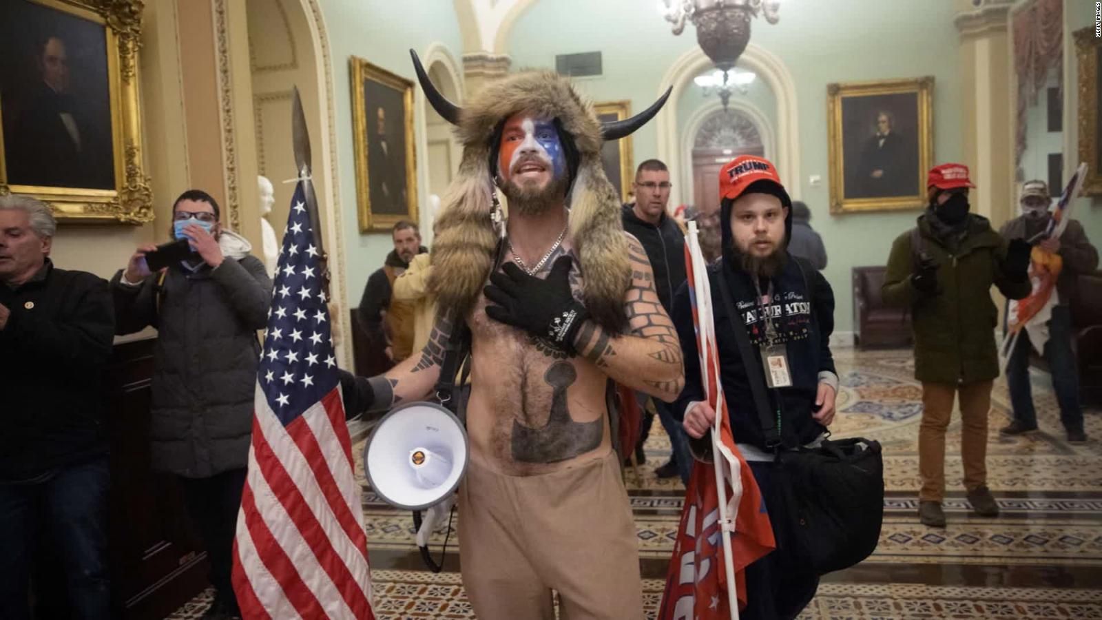 Jake Angeli, 'El Hombre-Bisonte' que asaltó el Capitolio