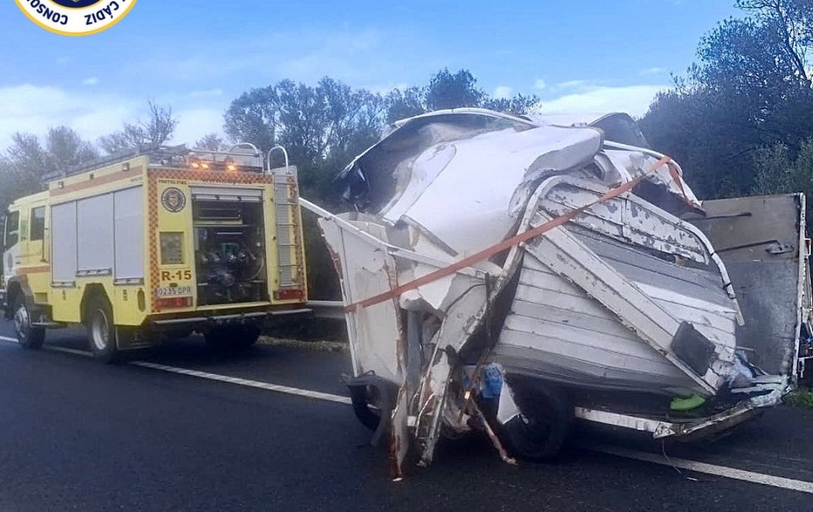 Estado en el que quedó la furgoneta arrollada en la A-381 en el accidente de tráfico que se saldó con un fallecido y un herido grave