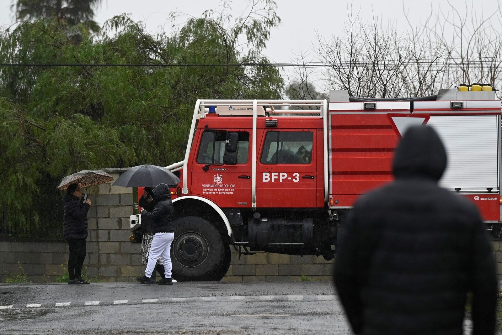 Tensión en los vecinos de Majaneque tras el desalojo por la crecida del Guadalquivir