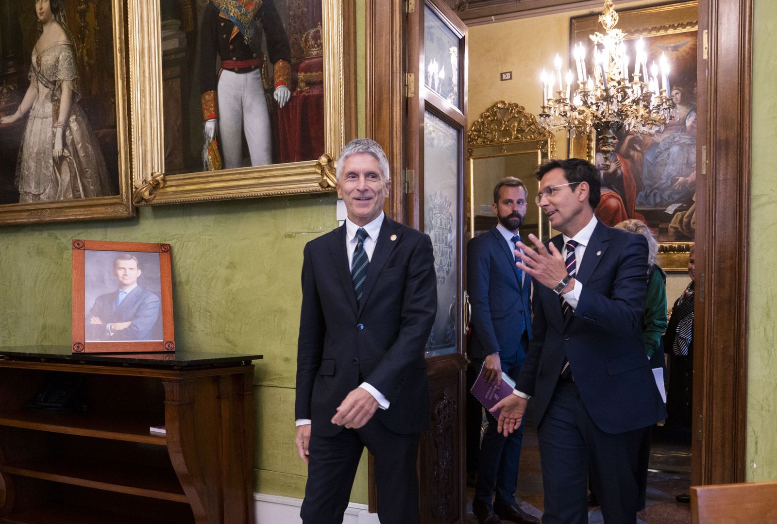 El ministro del Interior, Fernando Grande-Marlaska, junto al alcalde de Granada, Paco Cuenca, en la reunión para preparar el operativo de seguridad de cara a la Cumbre Europea