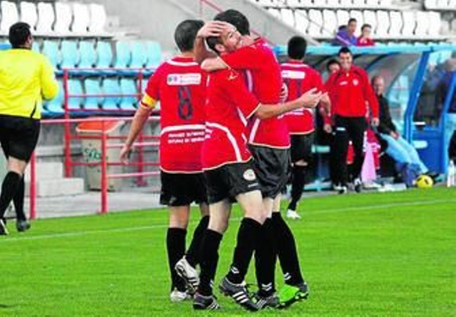 Los jugadores del Cartaya celebran un gol en un partido.
