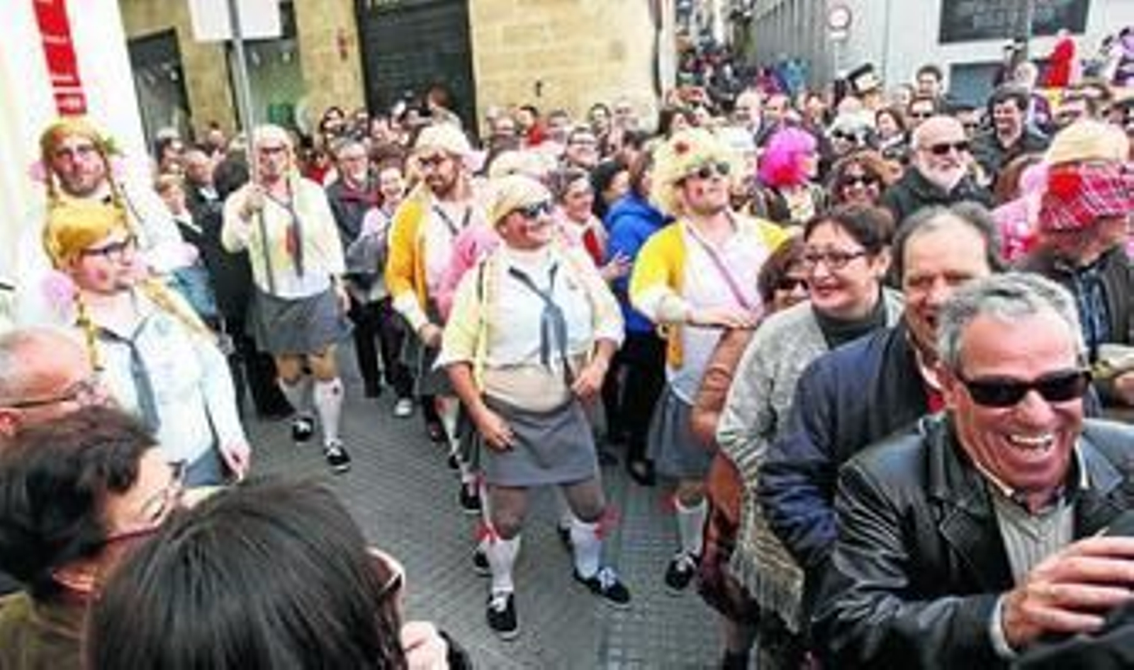 El público disfruta junto a una agrupación callejera en el Carnaval Chiquito del pasado domingo.