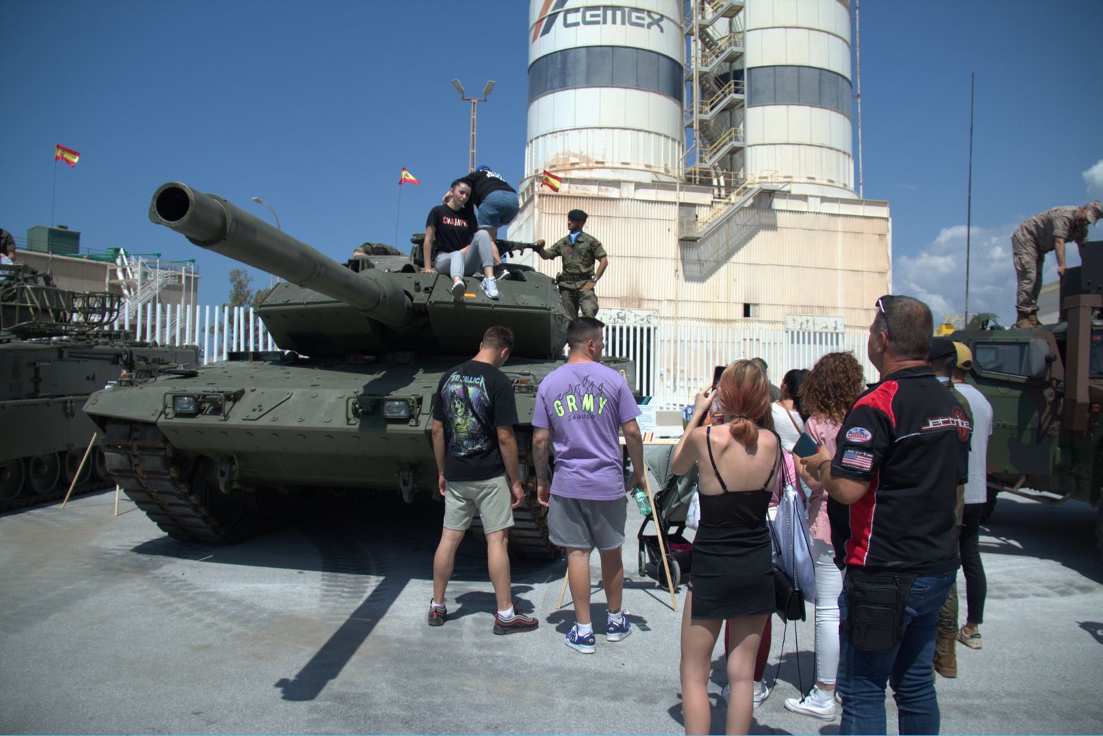 Éxito de participación para ver de cerca el despliegue de las Fuerzas Armadas en Motril