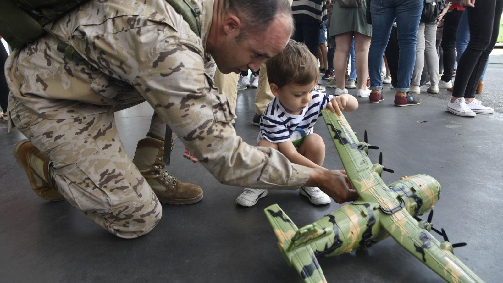 Un militar juega con su hijo tras su llegada a Córdoba
