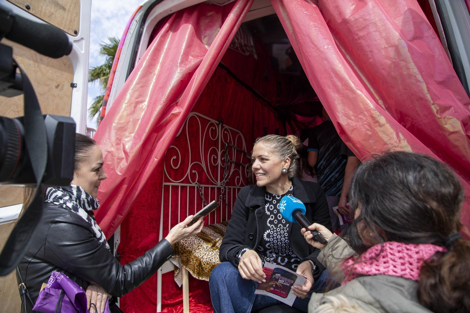 Sensibilización sobre la trata de mujeres en el IES Maestro Padilla de Almería, en imágenes