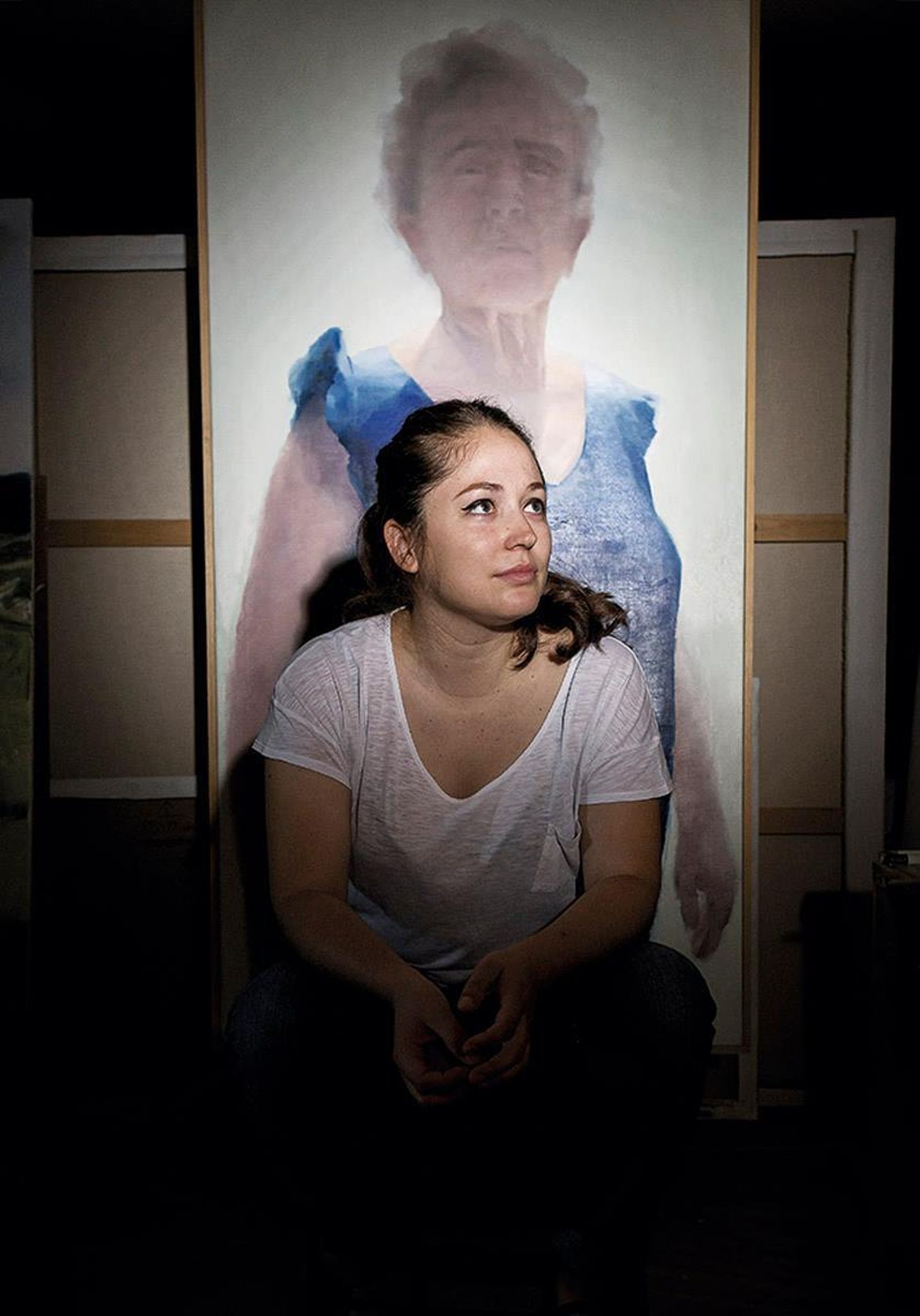 Virginia Bersabé fotografiada ante uno de sus cuadros.