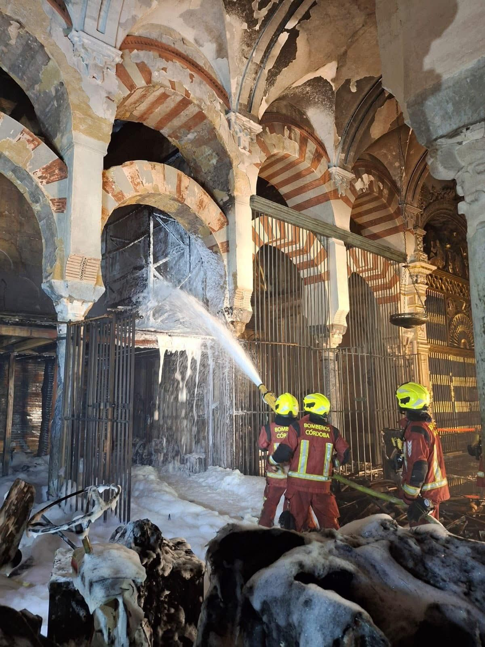 Bomberos actuando en el interior de la Mezquita-Catedral de Córdoba durante el incendio