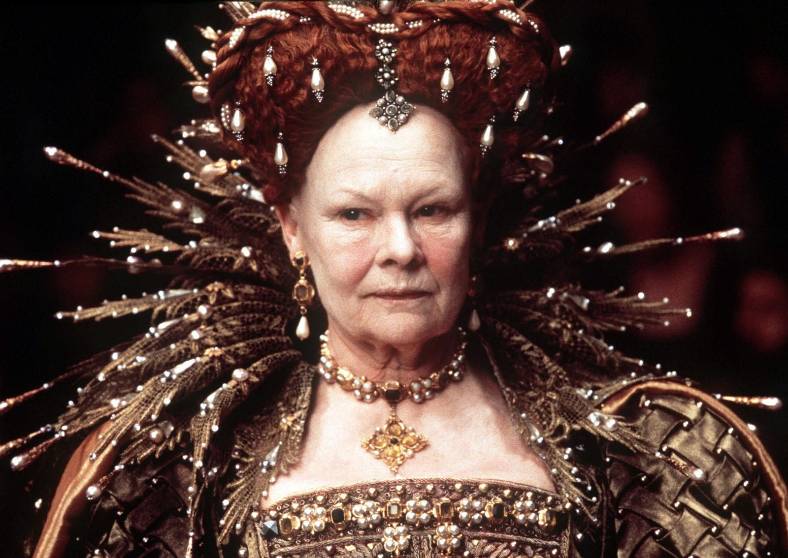 Dench, como Isabel I en 'Shakespeare in love', trabajo que le valió un Oscar.