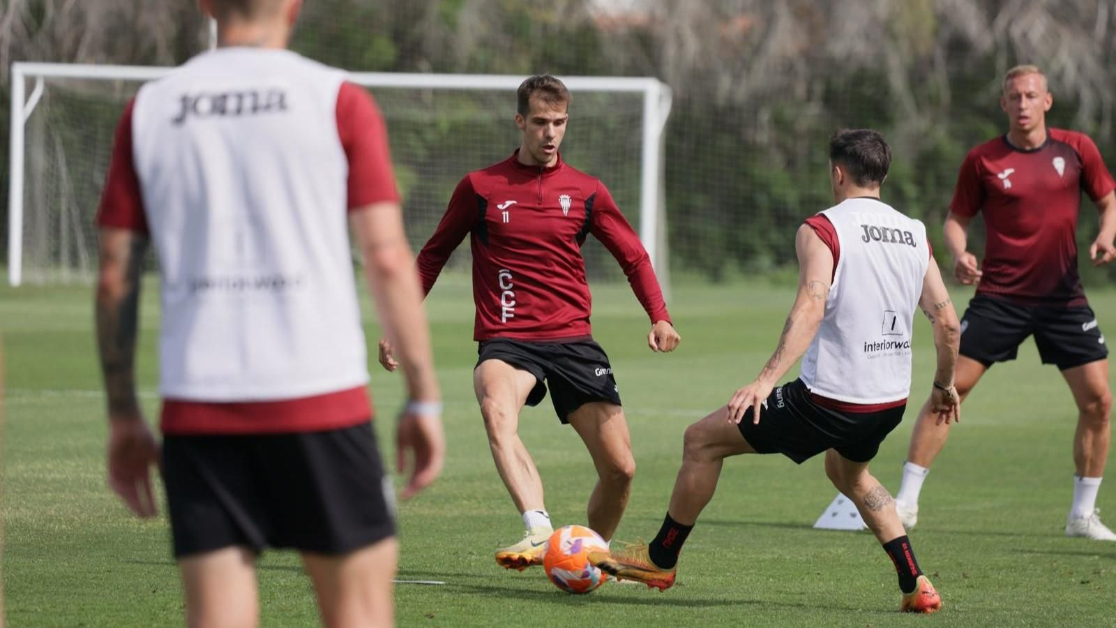 Ander Yoldi y Carracedo pugnan por el balón en un entrenamiento del Córdoba CF previo al partido ante el Cádiz.