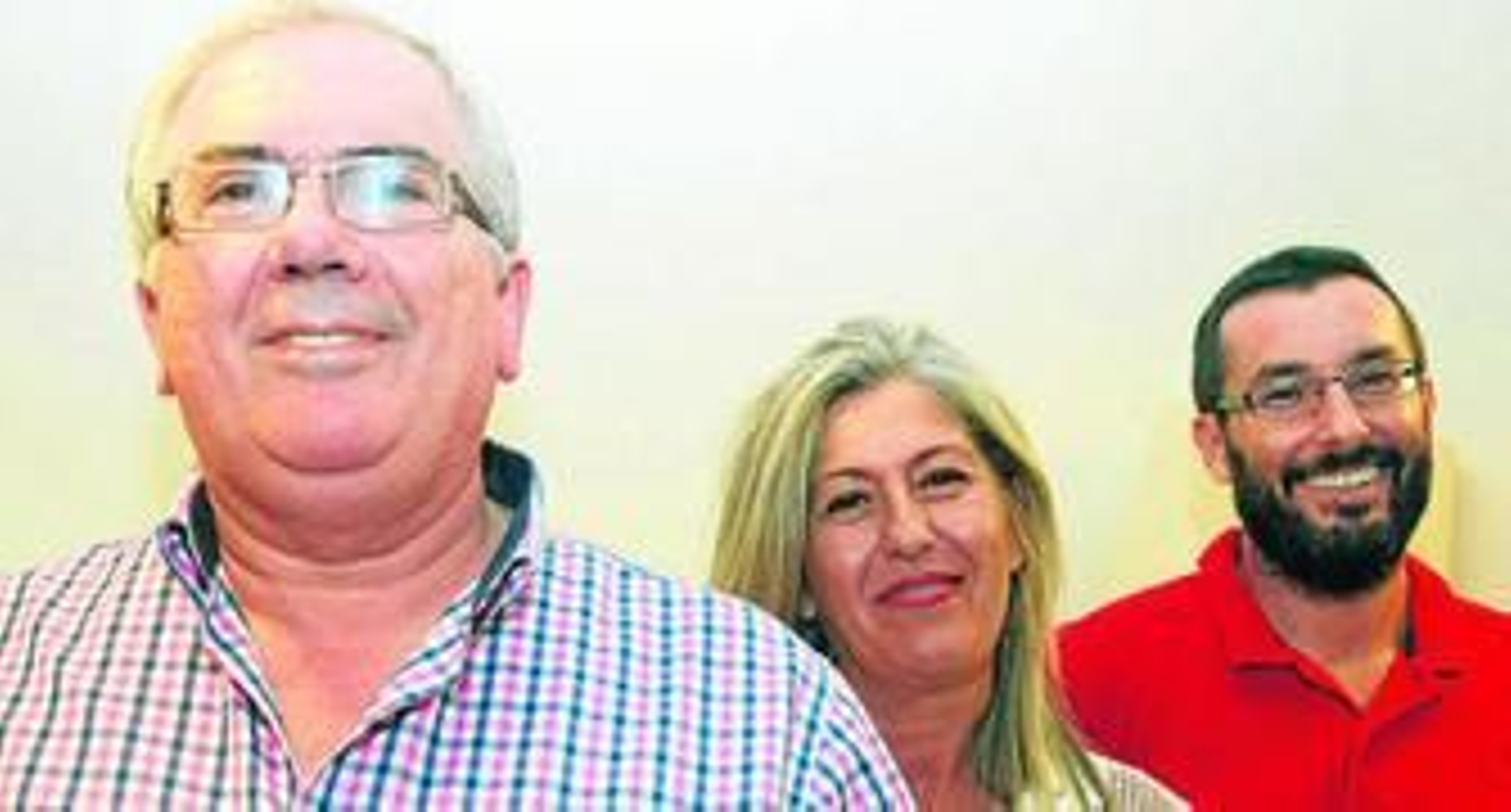 De izquierda a derecha: Mena, Barranco y Franco, los portavoces de La Línea 100x100, tras la entrevista concedida a Europa Sur.