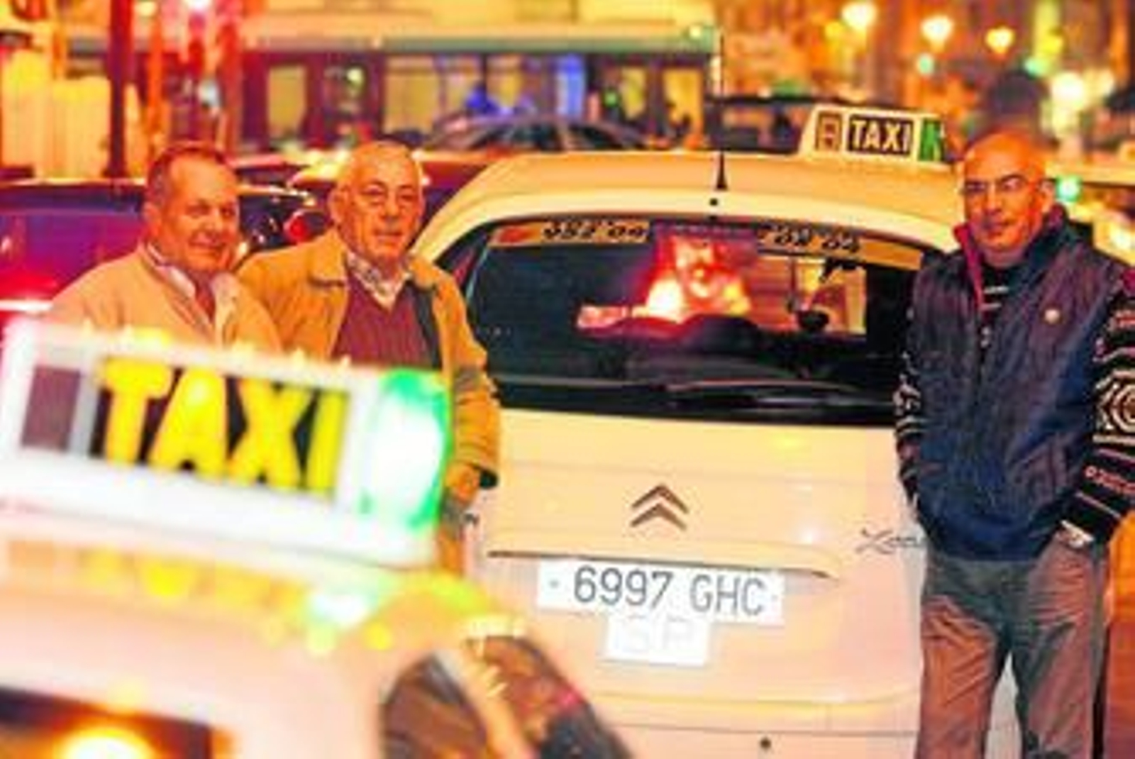 De izquierda a derecha, Francisco Báez, Manuel Benítez y Juan José Palomo, ayer, en la calle Córdoba.