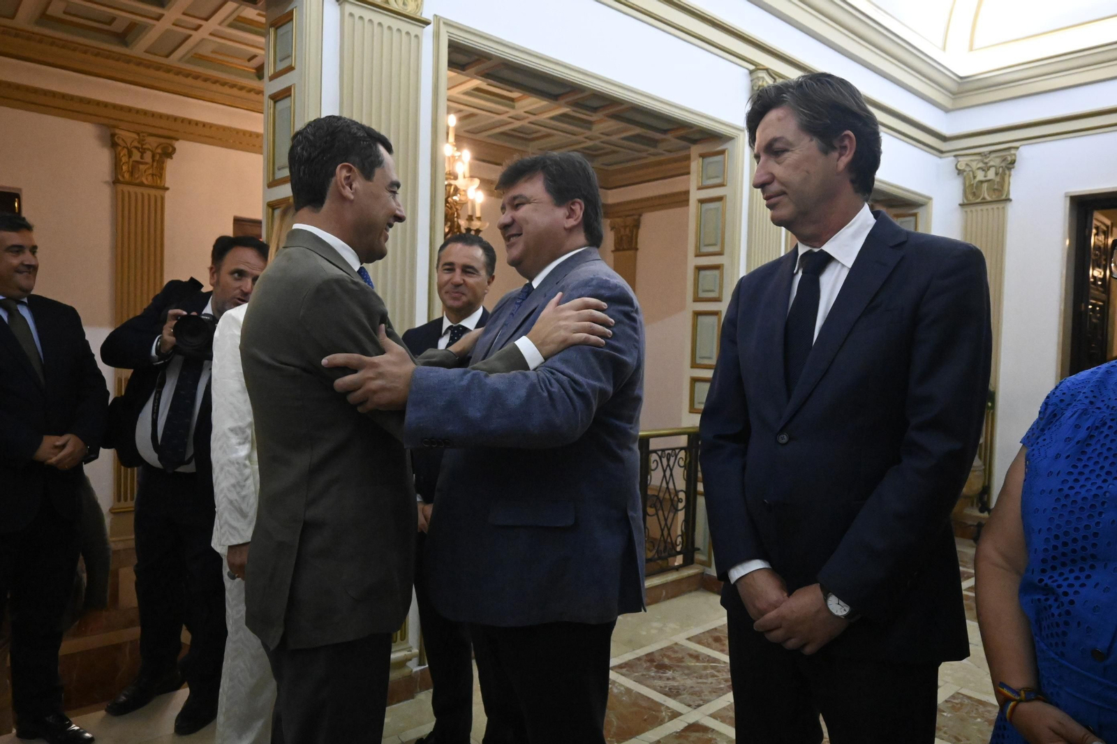 Visita de Juanma Moreno al Ayuntamiento de Huelva, en Imágenes