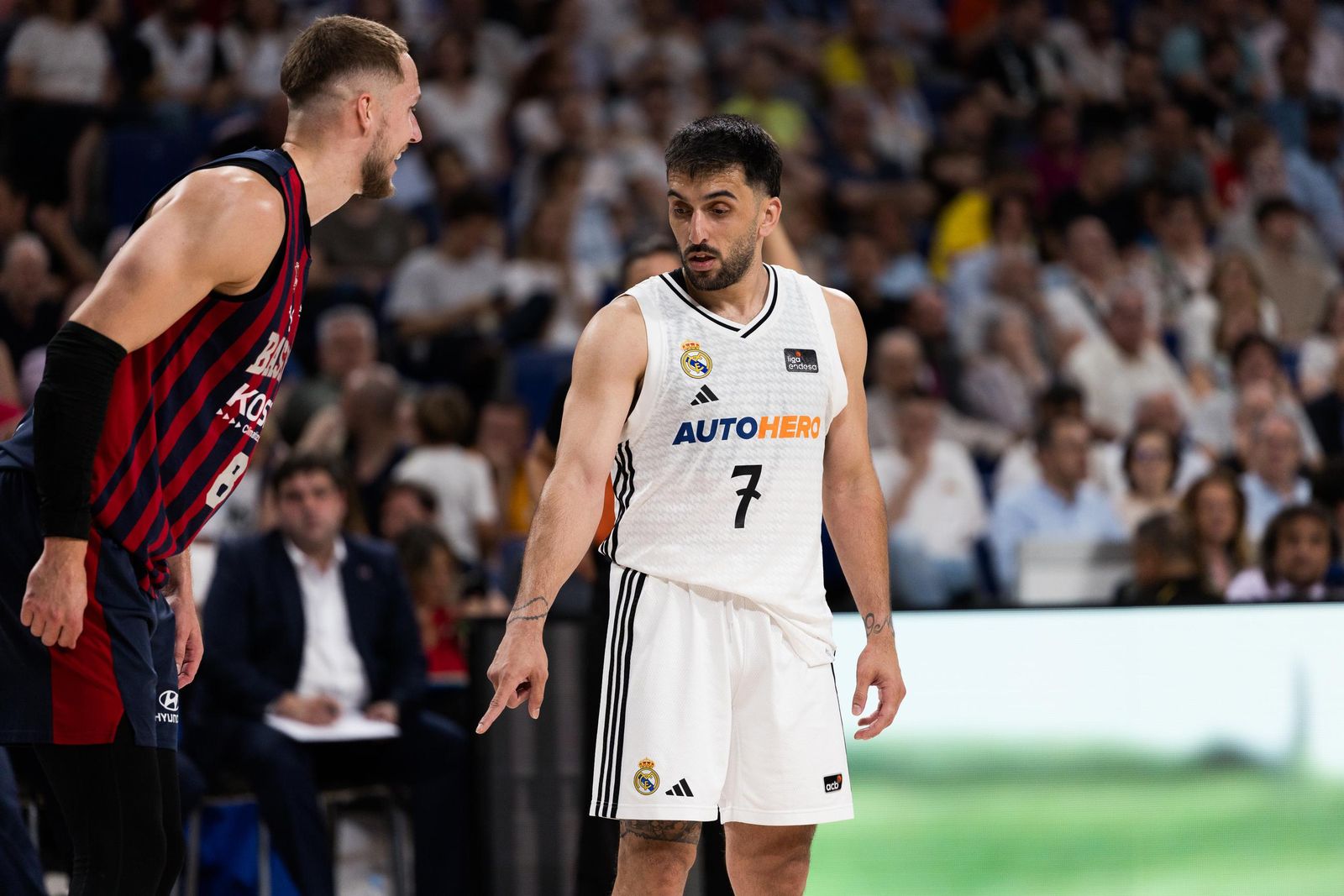 El Real Madrid sufre pero gana al Baskonia (82-76)