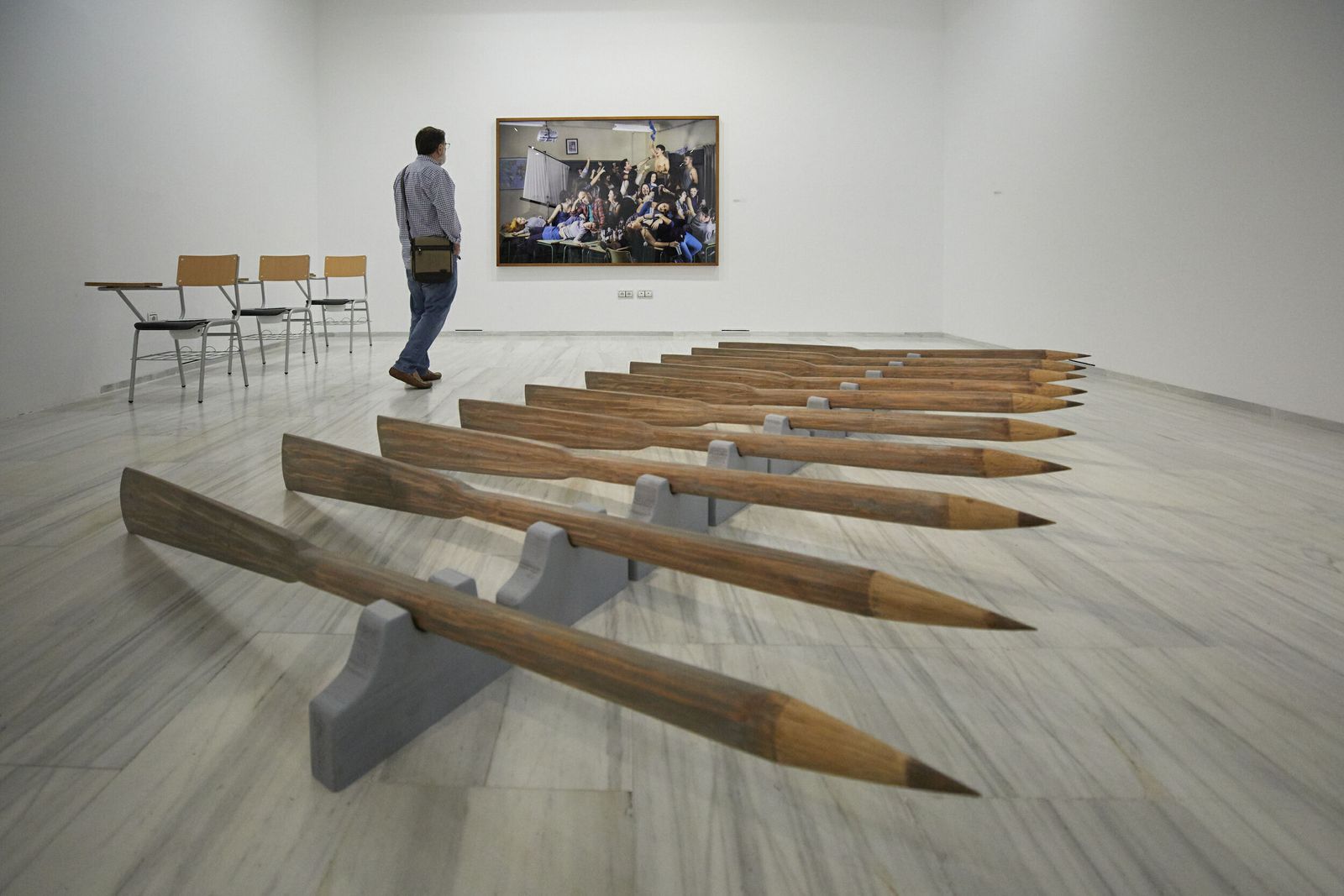 Varias de las obras de Valeriano López expuestas en la Madraza, incluidos esos lápices remo.