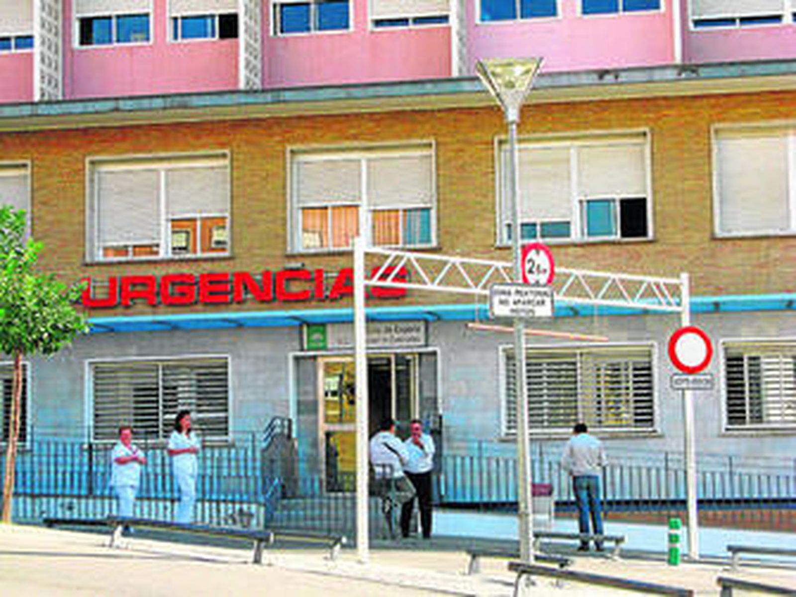 Personal sanitario y familiares de pacientes, ayer en la puerta de Urgencias en el Virgen del Rocío.