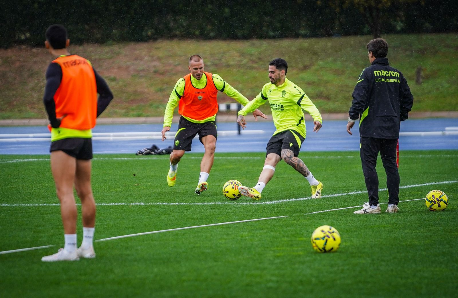 De la Fuente en una acción junto a Ely en la sesión a puerta cerrada de este miércoles